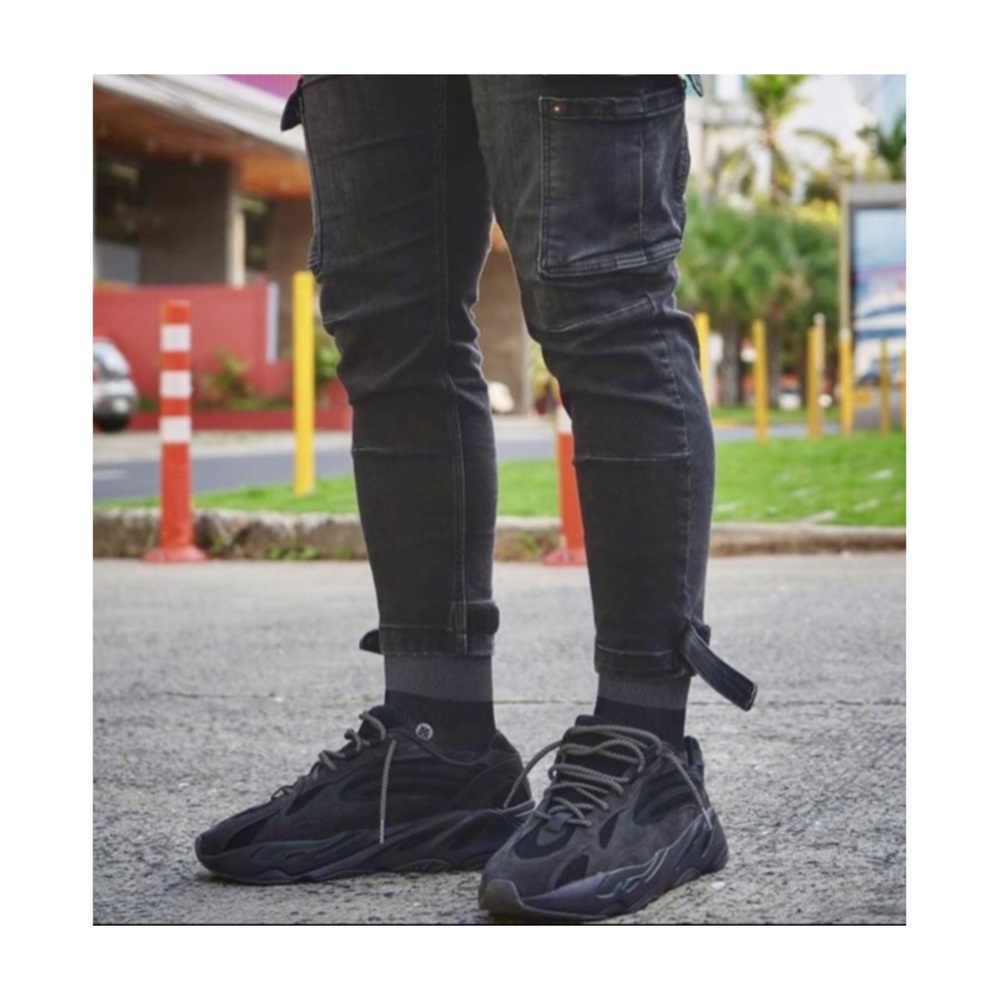 Adidas Yeezy Boost 700 V2 Vanta - Picture 6 of 15